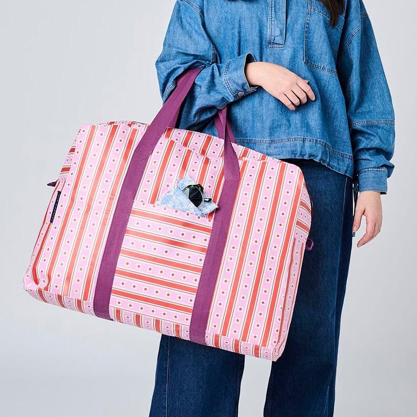 Someone holding the Overnight Bag in Wallpaper. They have placed our glasses case in the front pocket.
- Project Ten
