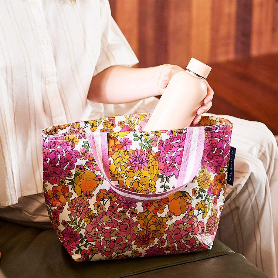 Someone placing a drink bottle in the Mini Tote – Hydrangea - Project Ten