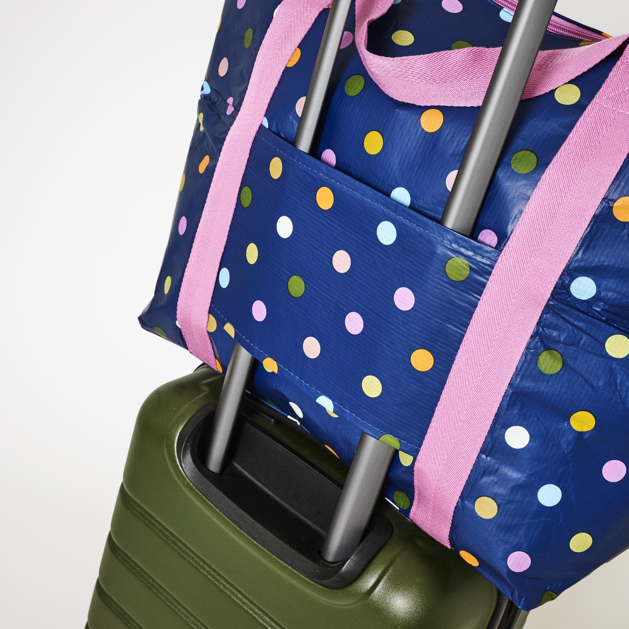 Zip Medium Tote – Confetti - Project Ten
Bag features a luggage strap so the bag can easily hook on to your suitcase